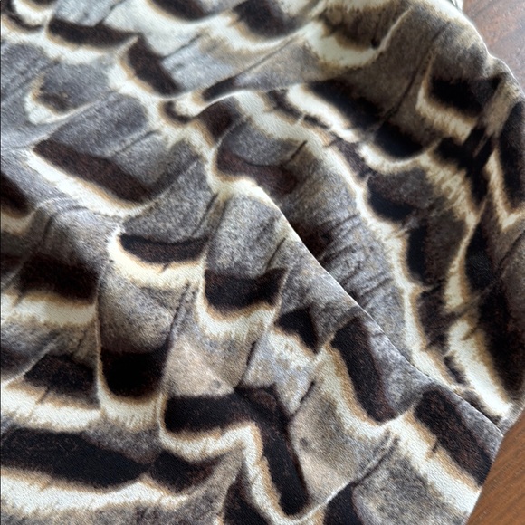 Rose & Olive Black and Gray Patterned Blouse - Picture 8 of 10